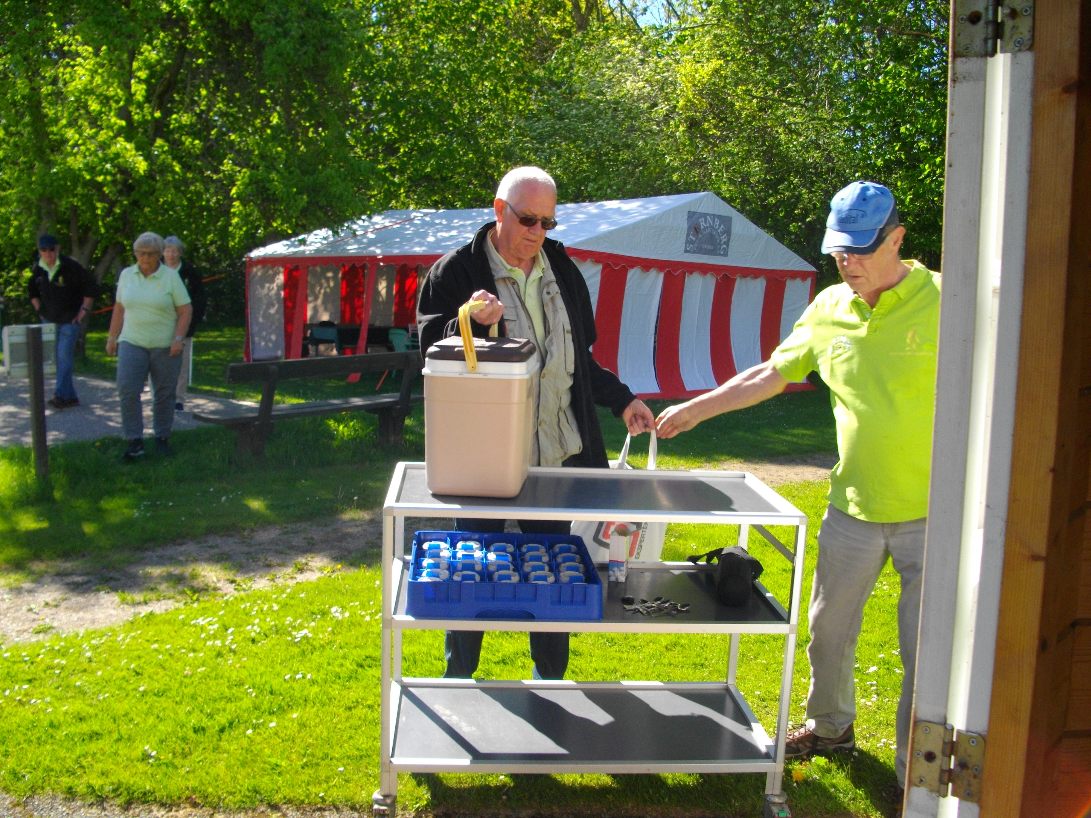 Det var nødvendigt med kolde drikke i det flotte vejr
