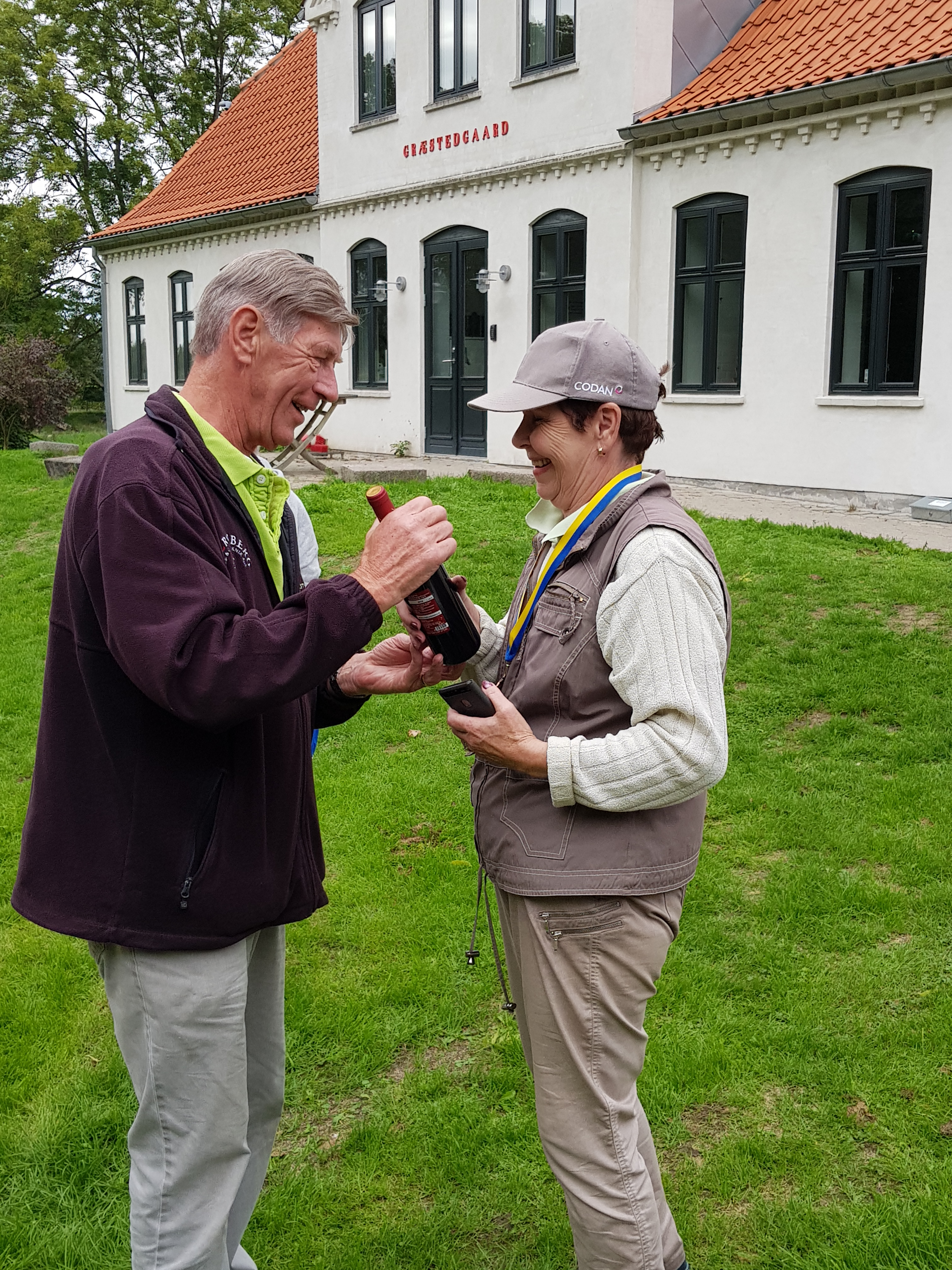 Formanden overrakte vin til vinderne og .....