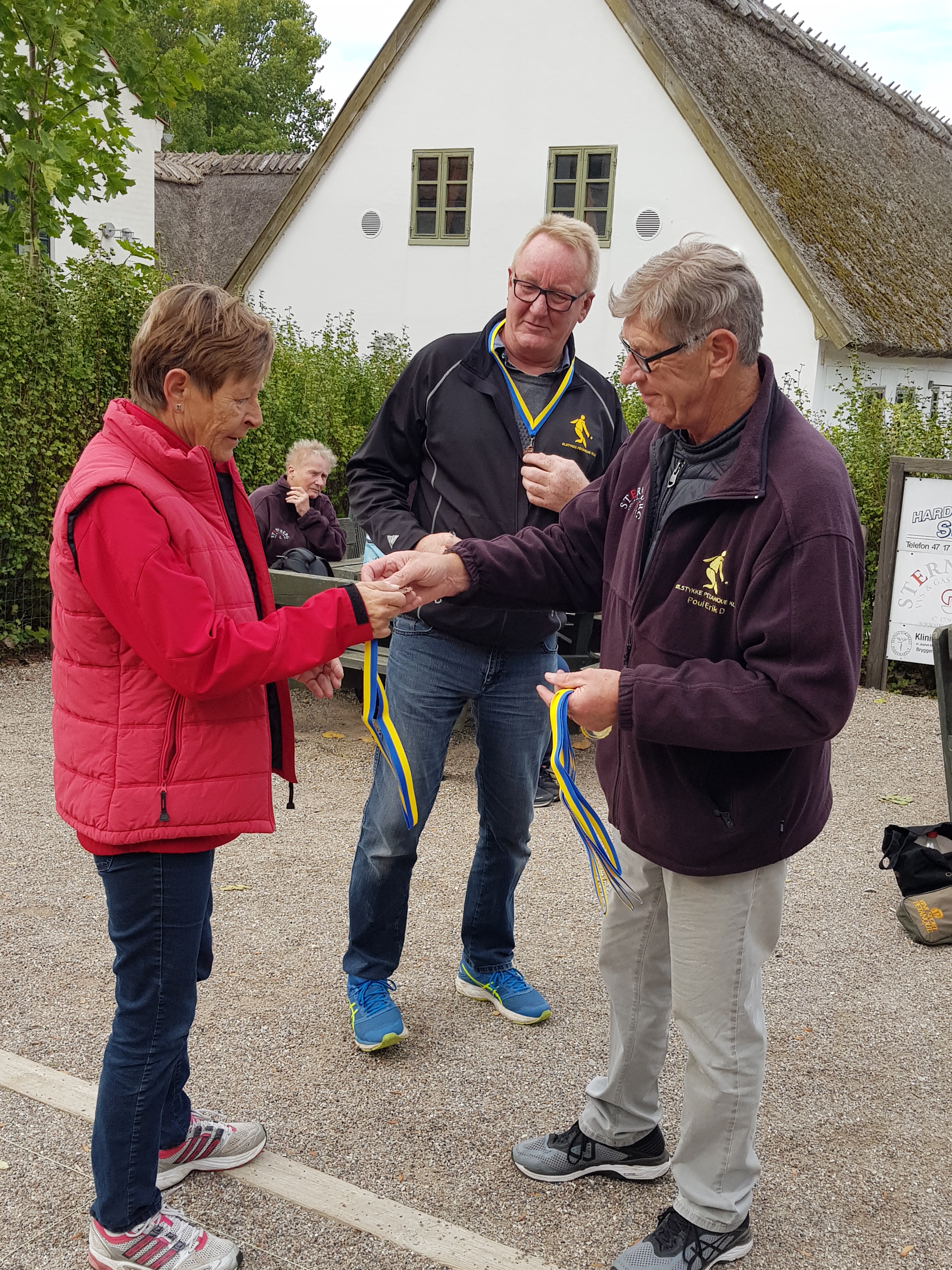 Linda beundrer medaljen
