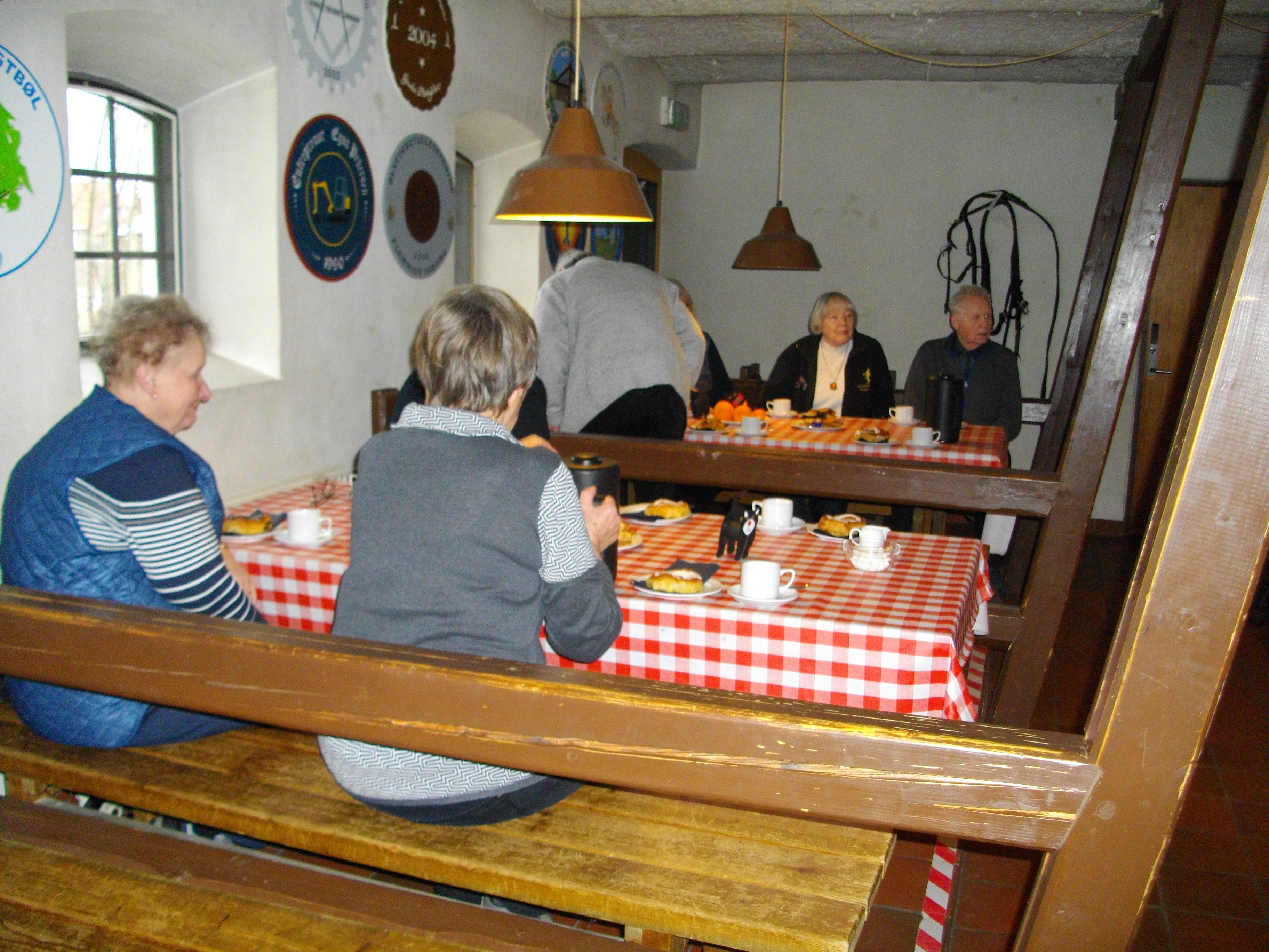 Og så spises der fastelavnsboller i Hestestalden