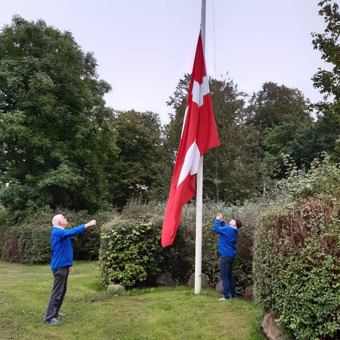Flaget hejses af medlemmer i de klubjakker anno 2020