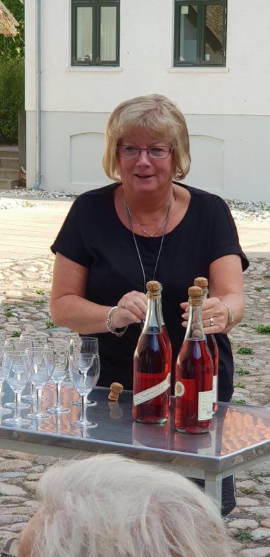 Jytte står klar med bobler