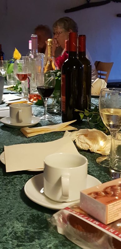 Det skønne vejr blev nydt i gården