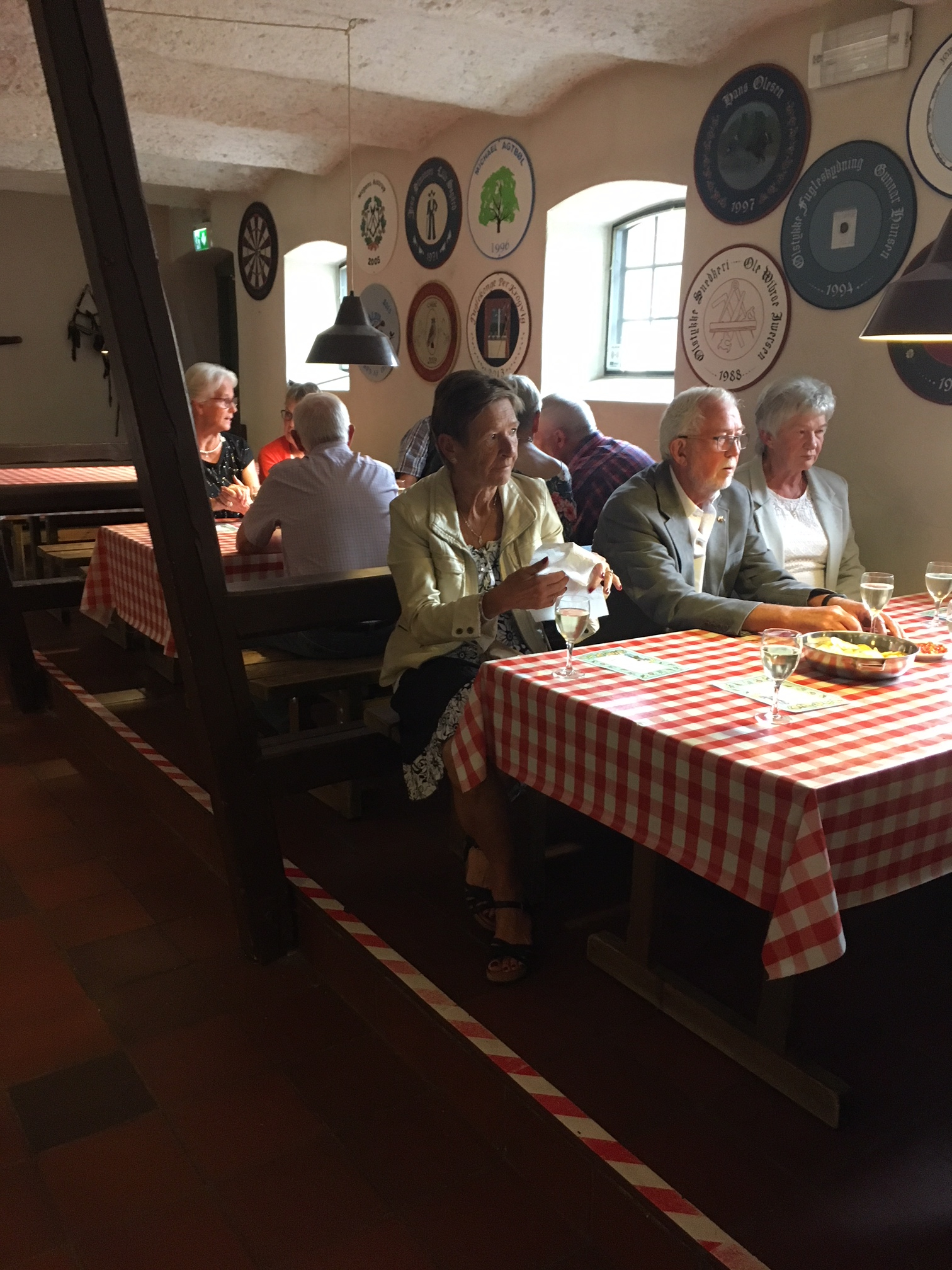Først aktiviteter og et glas vin i hestestalden