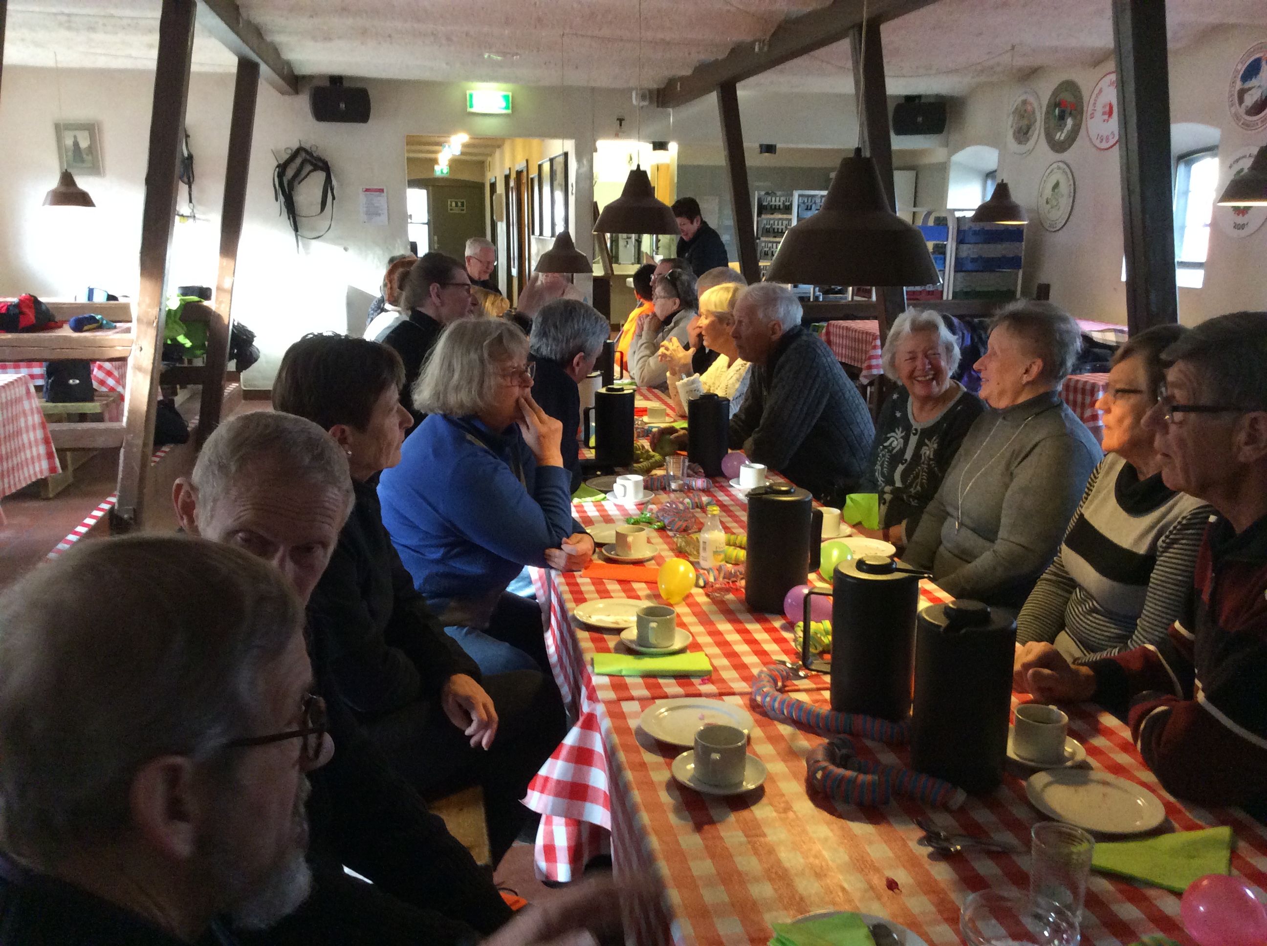 Kaffe og boller nydes efter vel overstået tøndeslagning