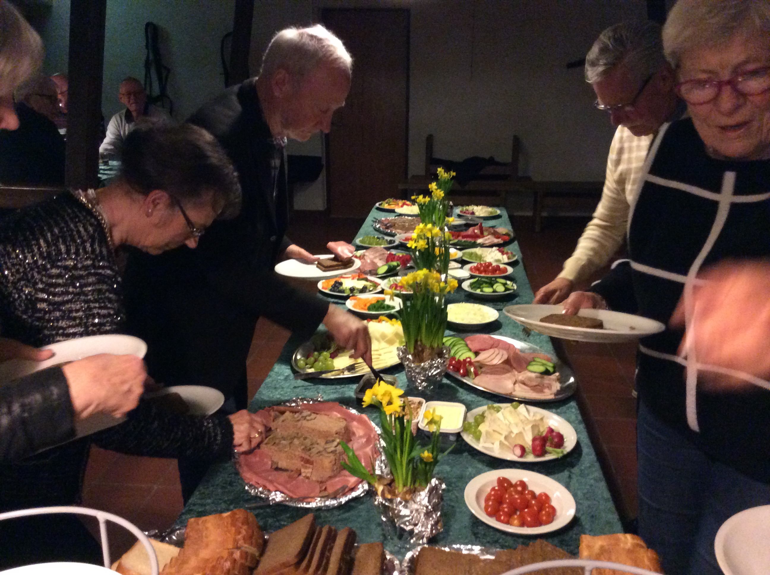 Efter generalforsamling var der tag-selv-bord