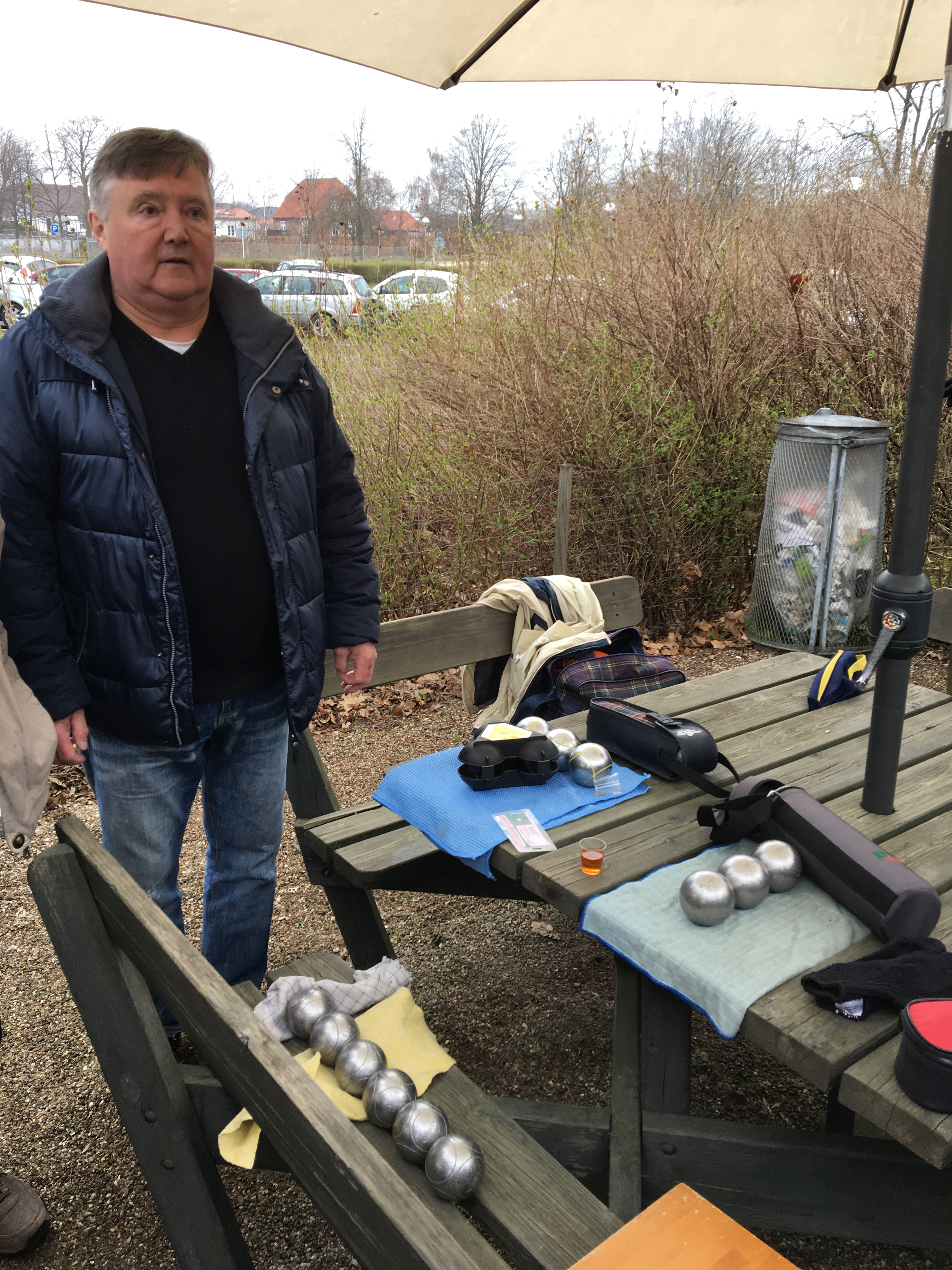 Ole beundrer nogle af de mange fine ”boules”